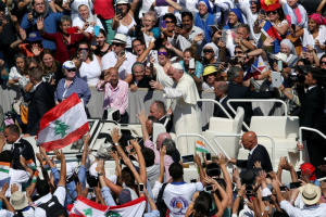 Pope Francis waves as he leaves at the end of a mass for the canonisation of Mother Teresa of Calcutta in Saint Peter's Square at the Vatican September 4, 2016.  <br/>REUTERS/Stefano Rellandini