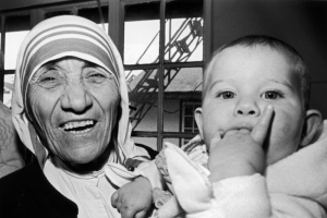 Nobel peace prize winner Mother Teresa holds nine-month-old Christina Ott from Switzerland during a signing ceremony in Hong Kong January 16, 1985.  <br/>REUTERS