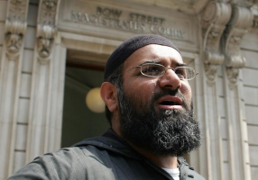 Anjem Choudary, the leader of the dissolved militant group al-Muhajiroun, arrives at Bow Street Magistrates Court in London July 4, 2006.  <br/>REUTERS/Stephen Hird/Files