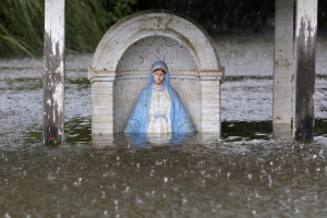 A statue of the Virgin Mary is seen partially submerged in flood water as it rains in Sorrento, Louisiana. <br/> REUTERS/Jonathan Bachman