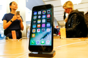 Customers take a look at the new iPhone 7 smartphone inside of an Apple Inc. store in New York, U.S., September 16, 2016. REUTERS/Eduardo Munoz <br/>Photo: Eduardo Munoz / Reuters