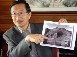 Bill Chu, founder of Canadian for Reconciliation, dispaly multiple pictures of earlier settlers and artifacts, hoping to gain the attention of the Chinese immigrants and the government at a press conference held in Vancouver, British Columbia, in August 2008. <br/>Gospel Herald