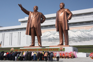 The statues of Kim Il Sung (left) and Kim Jong Il on Mansu Hill in Pyongyang (April 2012) <br/>Wikimedia Commons