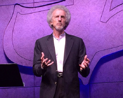 Philip Yancey speaking at Maranatha Chapel in San Diego County, California, United States, 26 October 2014. <br/>Wikimedia Commons