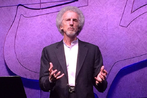 Philip Yancey speaking at Maranatha Chapel in San Diego County, California, United States, 26 October 2014. <br/>Wikimedia Commons