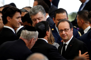 French President Francois Hollande (R) and Canada's Prime Minister Justin Trudeau (L) are seen upon their arrival to attend the funeral of former Israeli President Shimon Peres at Mount Herzl cemetery in Jerusalem September 30, 2016. REUTERS/Baz Ratner <br/>