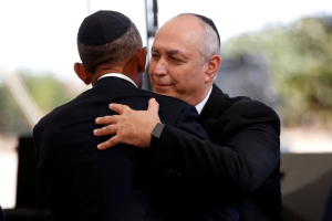 U.S. President Barack Obama (L) hugs Chemi Peres, the son of former Israeli President Shimon Peres, as Obama arrives to attend the funeral at Mount Herzl cemetery in Jerusalem September 30, 2016. REUTERS/Baz Ratner <br/>