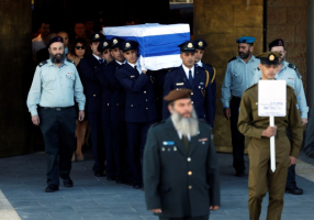Members of the Knesset guard carry the flag-draped coffin of former Israeli President Shimon Peres, during a ceremony at the Knesset, Israeli Parliament, before it is transported to Mount Herzl Cemetery ahead of his funeral in Jerusalem September 30, 2016. REUTERS/Ammar Awad <br/>