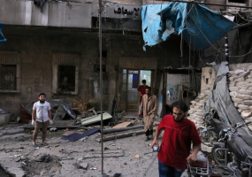 Medics inspect the damage outside a field hospital after an airstrike in the rebel-held al-Maadi neighbourhood of Aleppo, Syria, September 28, 2016. REUTERS/Abdalrhman Ismail <br/>