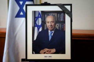 A photograph of former Israeli President Shimon Peres is displayed before the start of a special cabinet meeting to mourn the death of Peres in Jerusalem September 28, 2016.  <br/>Reuters