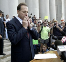 Alabama Superior Court Justice Roy Moore pauses before addressing his supporters outside the Alabama Judicial Building where a monument of the Ten Commandments was put in place by Moore and in which he has refused to take down, August 21, 2003 in Montgomery, Alabama.<br />
<br />
 <br/>Reuters