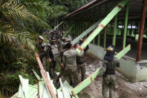 Indonesian civil service police members demolish a church at the Siompin village in Aceh Singkil, Aceh province, October 19, 2015. <br/>Reuters/YT Haryono 