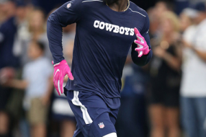 Dallas Cowboys injured receiver Dez Bryant works out prior to the game against Cincinnati Bengals at AT&T Stadium.  <br/>Matthew Emmons-USA TODAY Sports