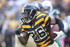 Pittsburgh Steelers running back Le'Veon Bell (26) rushes the ball against the New York Jets during the fourth quarter at Heinz Field. The Steelers won 31-13.  <br/>Charles LeClaire-USA TODAY Sports