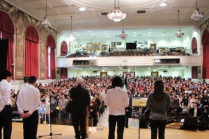 Church of Grace to Fujianese, the largest Fujianese church in North America, held a joint worship service on Thanksgiving, gathering thousands of believers to praise God for what he has done for them. <br/>Quan Wei