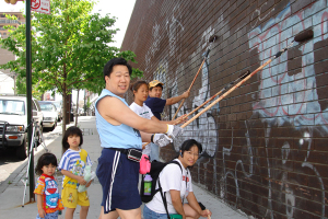 The secretary of New York State Chinese Auxiliary Police Association Rev. Timothy Chiu led a group of volunteers to participate in the Graffiti Clearance Drive, as a way to witness Christ in the community. <br/>Photo: Provided by Rev. Timothy Chiu