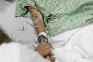 A doctor holds the hand of a patient in a hospital in Peoria, Illinois. <br />
<br />
 <br/>Reuters/Jim Young 