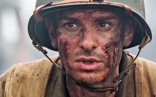 'Hacksaw Ridge' stars Andrew Garfield and tells the true story of Pfc. Desmond T. Doss (Andrew Garfield), who won the Congressional Medal of Honor despite refusing to bear arms during WWII on religious grounds. <br/>Hacksaw Ridge