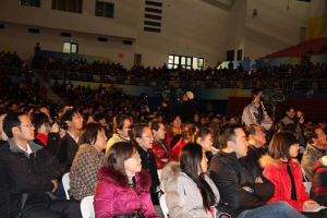 Around 8,000 people including students from all universities, primary and secondary schools in Beijing, and orphans from the recent Yushu earthquake in Qinghai Province listened to his inspiring message. <br/>Tencent Charity Foundation 