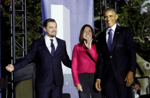 US President Barack Obama (R), actor Leonardo DiCaprio (L) and climate scientist Katharine Hayhoe recently discussed the importance of addressing global warming and climate change at the White House. <br/>Reuters 