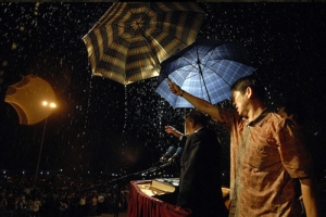 The world-renown Chinese-Indonesian evangelist Dr. Stephen Tong held an outdoor gospel rally in Jayapura, Indonesia, from November 5-9. During the preaching sessions, there was a heavy rainfall, but it did not stop Tong from preaching the good news, nor did it diminish the listener’s passion for God’s word. <br/>STEMI