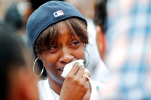 Diamond Reynolds, girlfriend of Philando Castile, weeps as people gather to protest the fatal shooting of Castile by Minneapolis area police during a traffic stop on Wednesday, in St. Paul, Minnesota, U.S., July 7, 2016. REUTERS/Adam Bettcher/File Photo <br/>