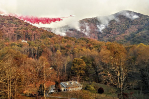 A heavy air tanker drops fire retardant over the Boteler wildfire near Hayesville, North Carolina, U.S. November 10, 2016. REUTERS/Courtesy of Michael David Chiodini <br/>
