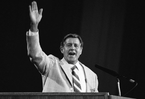 Cliff Barrows directing the congregation in song during a Billy Graham Evangelistic Association’s conference in Amsterdam in 1986.<br />
 <br/>BGEA