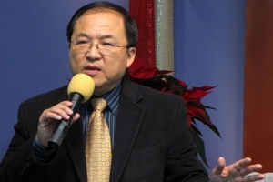 Rev. Tong Liu, senior pastor of River of Life Christian Church in Santa Clara, California, encouraged Christians to be the instruments of God's miracles in this tumultuous time during a gospel rally held in New York City. <br/>Quan Wei