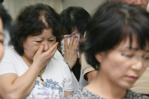 Family members of kidnapped South Koreans in Afghanistan cry during a news conference in Seoul asking for the safe return of the hostages. <br/>(Photo: Internet Photo Association)