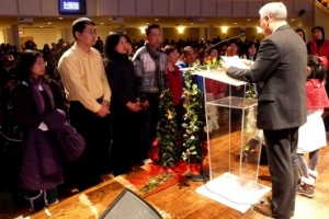 During the evangelism conference at the premier, large number of people came forward to dedicate their lives for mission. A young girl stood besides Rev. Yuan Zhiming. <br/>Yuan Zhiming's Blog