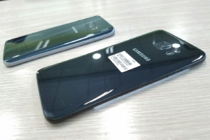 A leaked image of the Samsung Galaxy S7 edge flagship smartphone featuring a new color. <br/>Weibo