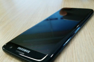 'Glossy Black' Samsung Galaxy S7 Edge.  <br/>Weibo.