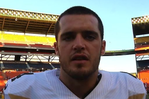 Derek Carr at the 2016 Pro Bowl <br/>Wikimedia Commons/Sgt. Bradley Parrish