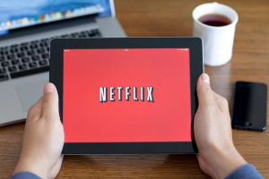 Netflix goes offline with its new feature that allows members to download their favorite TV series and movies to their devices. <br/>Televisione Streaming / Flickr