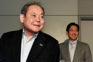 Samsung Founder and Chairman Lee Kun-hee (foreground) with son Lee Jae-yong.  <br/>Koogle TV.