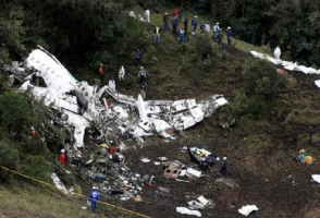 Rescue crew work at the wreckage of a plane that crashed into the Colombian jungle with Brazilian soccer team Chapecoense onboard near Medellin, Colombia, November 29, 2016. <br />
 <br/>Reuters/Jaime Saldarriaga 