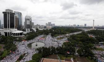 Indonesian Muslims gather to attend rally calling for the arrest of Jakarta's Governor Basuki Tjahaja Purnama, popularly known as Ahok, who is accused of insulting the Koran, in Jakarta, Indonesia December 2, 2016. <br />
<br />
 <br/>Reuters/Beawiharta
