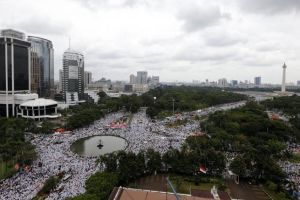 Indonesian Muslims gather to attend rally calling for the arrest of Jakarta's Governor Basuki Tjahaja Purnama, popularly known as Ahok, who is accused of insulting the Koran, in Jakarta, Indonesia December 2, 2016. <br />
<br />
 <br/>Reuters/Beawiharta