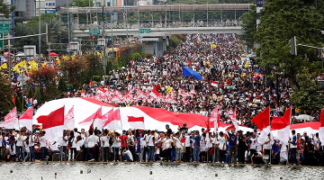 People attend a rally calling for national unity and tolerance in central Jakarta, Indonesia December 4, 2016. <br />
<br />
 <br/>Reuters/Darren Whitesides
