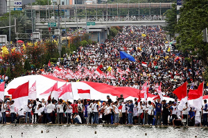 People attend a rally calling for national unity and tolerance in central Jakarta, Indonesia December 4, 2016. <br />
<br />
 <br/>Reuters/Darren Whitesides