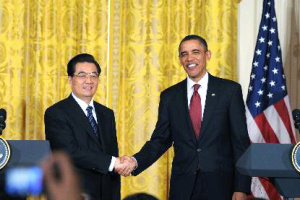 Chinese President Hu Jintao(L) shakes hands with U.S. President Barack Obama at a joint press conference at the White House in Washington, the United States, Jan. 19, 2011. <br/>Xinhua/Li Xueren
