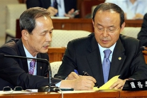 South Korean Foreign Minister Song Min-soon, right, and Defense Minister Kim Jang-soo, left, talk each other during a meeting of the parliament's unification, foreign affairs and the defense committee for South Koreans kidnapped in Afghanistan at National Assembly in Seoul, South Korea, July 25, 2007. <br/>(Photo: Yonhap / Han Sang-kun)