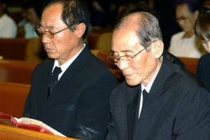 Bae Ho-jung, right, father of South Korean slain pastor Bae Hyung-kyu, who was among the 23 South Koreans kidnapped in Afghanistan, prays for his son and the release of the remaining 22 South Koreans hostages, in Jeju, south of Seoul, South Korea, Friday, July 27, 2007. <br/>Photo: Yonhap, Hong Dong-su