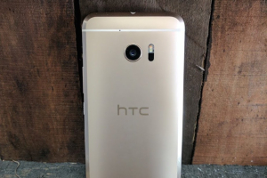 The HTC 11 is expected to arrive on April of next year.  <br/>Twitter