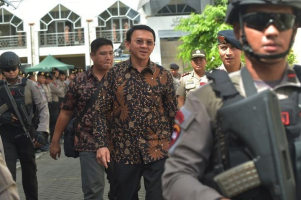 Jakarta's Christian governor Basuki Tjahaja Purnama alias Ahok (C) is escorted byanti-terror policemen as he leaves the North Jakarta court in Jakarta on December 20, 2016. <br />
<br />
 <br/>Reuters/Adek Berry