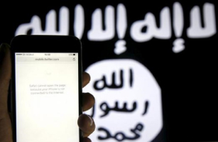 An unloaded Twitter website is seen on a phone without an internet connection, in front of a displayed ISIS flag in this photo. <br />
<br />
 <br/>Reuters/Dado Ruvic 