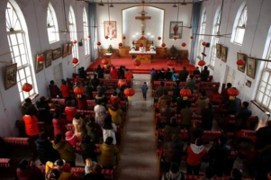 Believers attend a service at the unofficial catholic church in Majhuang village, Hebei Province in China, Dec. 11, 2016. China's Ruling Communist Party officials and Pope Francis have tried to improve Catholic-related religious relations this month, however the two groups disagree about which authority should be appointing bishops.  <br/>Thomas Peter / Reuters 