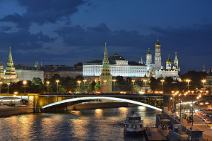 In a turn of event, Russian President Vladimir V. Putin has announced that he would not retaliate against the United States' orders of expelling 35 Russian diplomats from the U.S. and closing two Russian compounds as retaliatory measures to the U.S. Presidential Election hacking. Photo shows Moscow Kremlin and Bolshoy Kamenny Bridge in the late evening. <br/>Andrey Korzun/Wikipedia Commons
