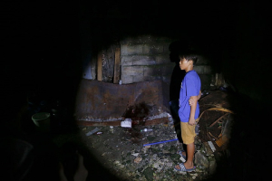 DARKEST HOUR: A boy arrives at the spot where his father was just killed in what police said was a drug buy-bust operation in Manila on October 18. One other suspect was killed in the operation. <br />
<br />
 <br/>Reuters/Damir Sagolj